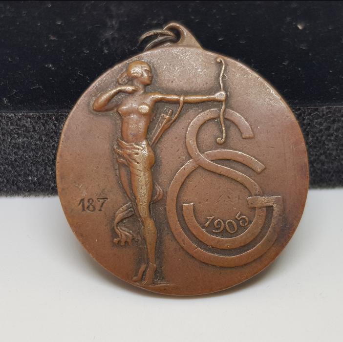 1930 İLK ÇEYREK ASIRDA KULÜBÜNE ŞAMPİYONLUK KAZANDIRAN GALATASARAY'LIYA MADALYA 