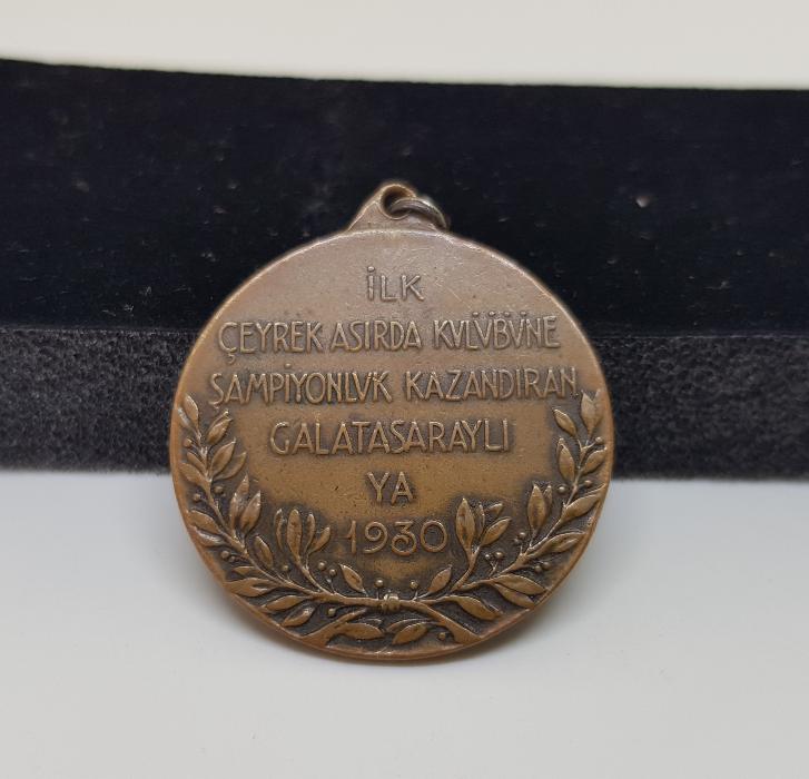1930 İLK ÇEYREK ASIRDA KULÜBÜNE ŞAMPİYONLUK KAZANDIRAN GALATASARAY'LIYA MADALYA 