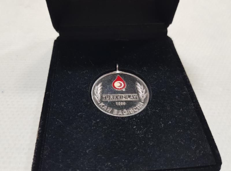 ORJİNAL KUTUSUNDA TÜRK KIZILAYI KAN BAĞIŞÇISI GÜMÜŞ MADALYA