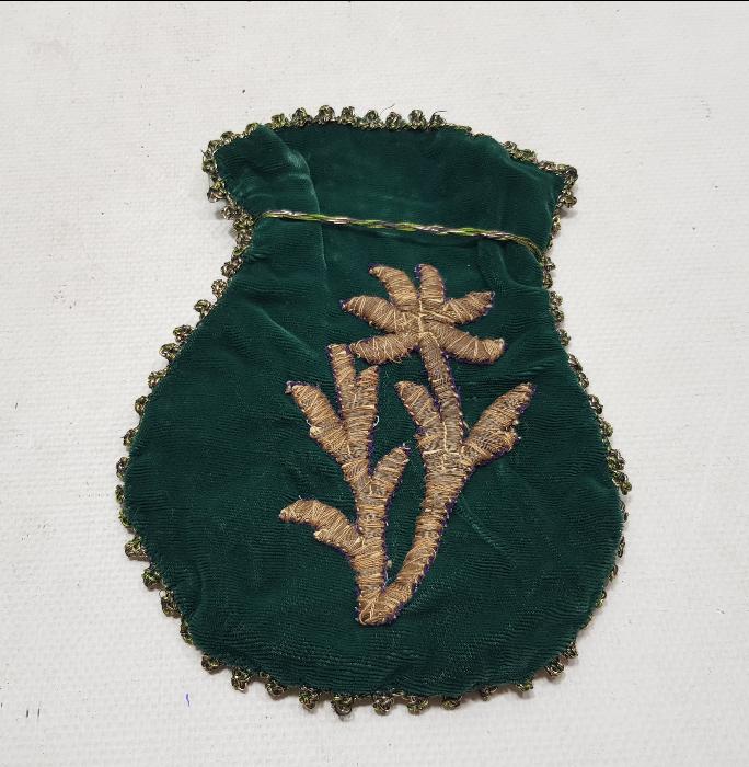 OSMANLI DÖNEMİ ALTIN SIRMA İŞLEMELİ KADİFE GELİN KESESİ