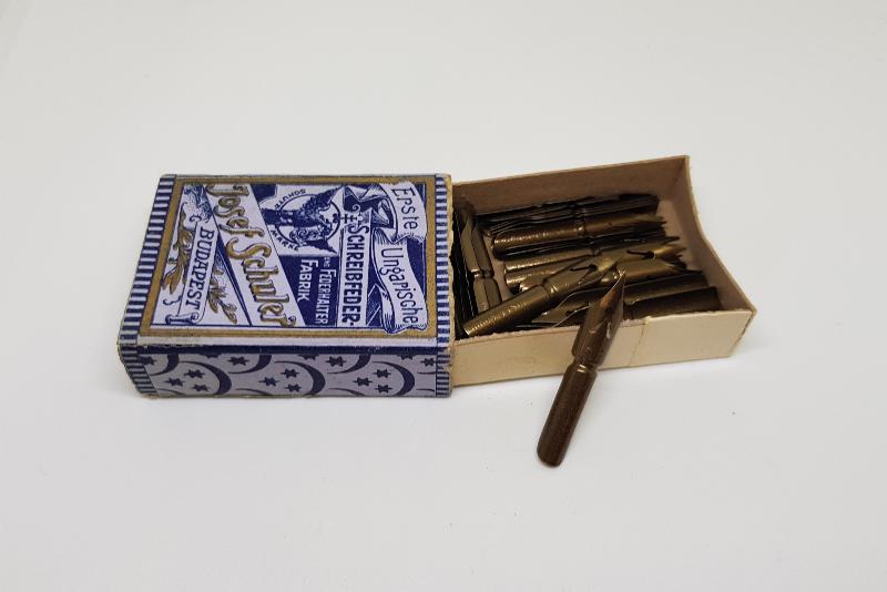 OSMANLI DÖNEMİ AY YILDIZLI VE ÜZERİ OSMANLICA YAZILI DİVİT UCU KUTUSU