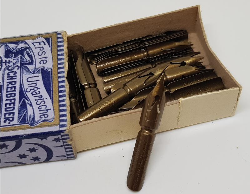 OSMANLI DÖNEMİ AY YILDIZLI VE ÜZERİ OSMANLICA YAZILI DİVİT UCU KUTUSU