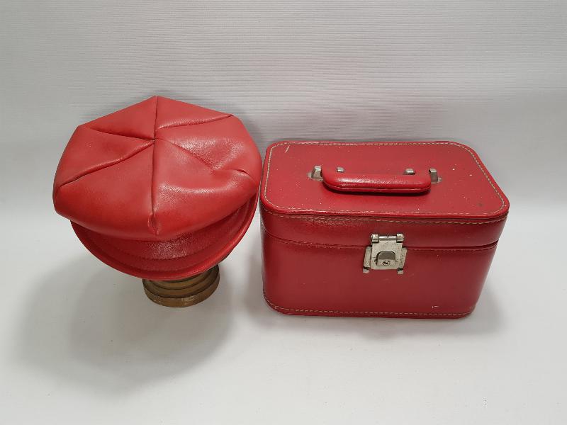 1970'LERDEN KIRMIZI RENKLİ BAYAN ŞAPKA VE ÇANTASI