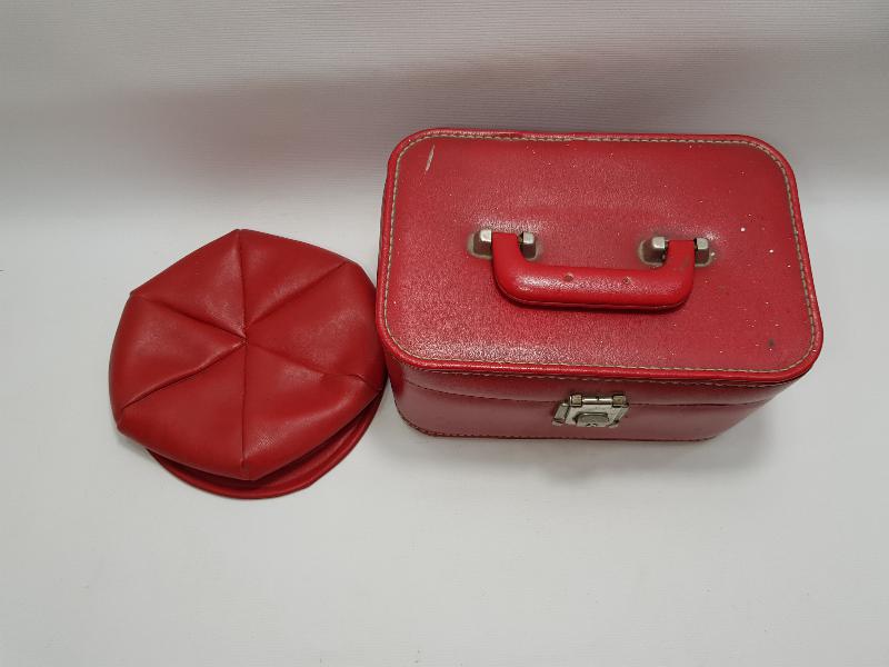 1970'LERDEN KIRMIZI RENKLİ BAYAN ŞAPKA VE ÇANTASI