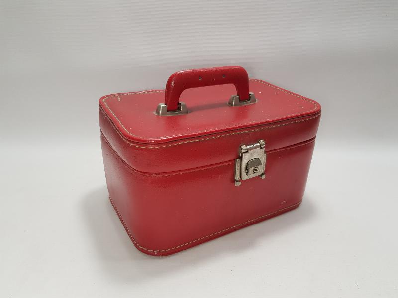 1970'LERDEN KIRMIZI RENKLİ BAYAN ŞAPKA VE ÇANTASI