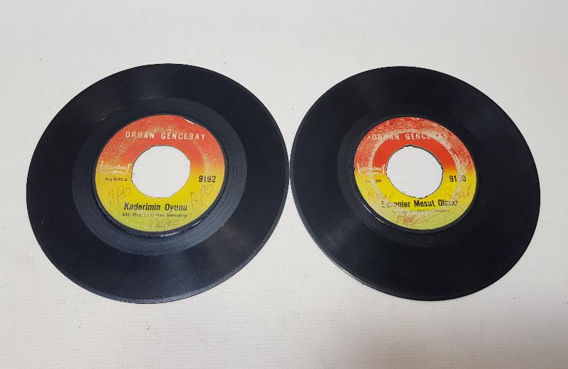 ORHAN GENCEBAY PLAKLARI 