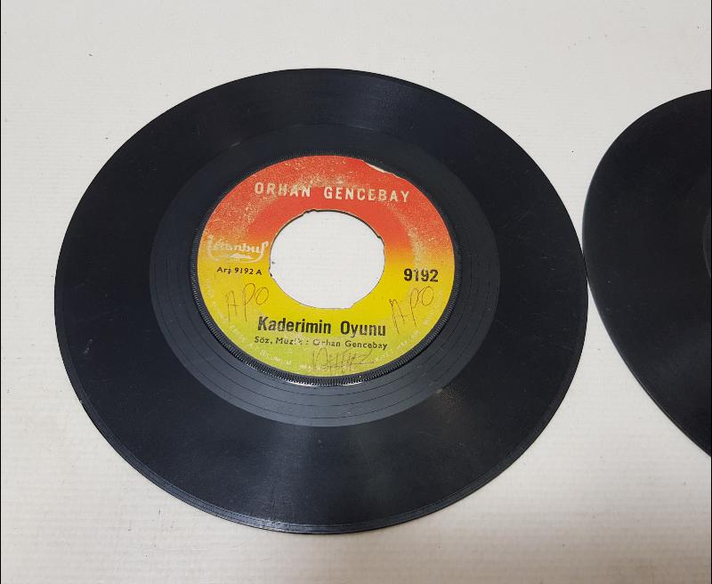 ORHAN GENCEBAY PLAKLARI 