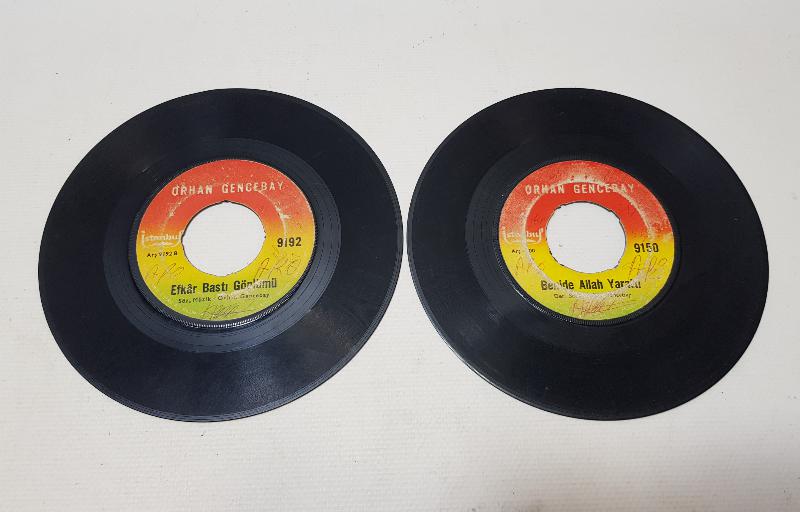 ORHAN GENCEBAY PLAKLARI 