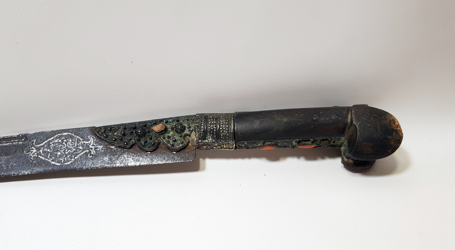 OSMANLI DÖNEMİ GÜMÜŞ ÇAKMA İŞÇİLİKLİ VE DAMLA MERCANLI ÇOK NADİR YENİÇERİ AĞA YATAĞANI