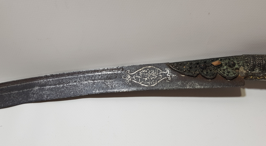 OSMANLI DÖNEMİ GÜMÜŞ ÇAKMA İŞÇİLİKLİ VE DAMLA MERCANLI ÇOK NADİR YENİÇERİ AĞA YATAĞANI