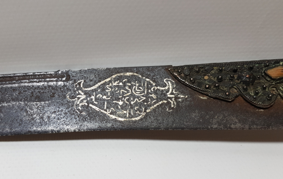 OSMANLI DÖNEMİ GÜMÜŞ ÇAKMA İŞÇİLİKLİ VE DAMLA MERCANLI ÇOK NADİR YENİÇERİ AĞA YATAĞANI