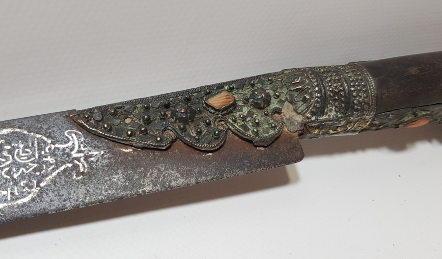 OSMANLI DÖNEMİ GÜMÜŞ ÇAKMA İŞÇİLİKLİ VE DAMLA MERCANLI ÇOK NADİR YENİÇERİ AĞA YATAĞANI