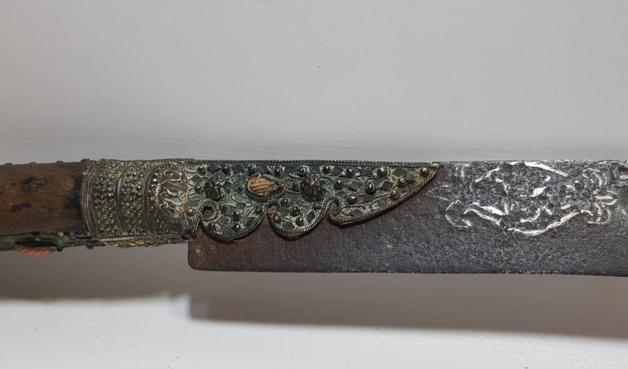 OSMANLI DÖNEMİ GÜMÜŞ ÇAKMA İŞÇİLİKLİ VE DAMLA MERCANLI ÇOK NADİR YENİÇERİ AĞA YATAĞANI