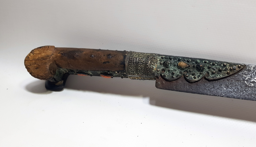 OSMANLI DÖNEMİ GÜMÜŞ ÇAKMA İŞÇİLİKLİ VE DAMLA MERCANLI ÇOK NADİR YENİÇERİ AĞA YATAĞANI