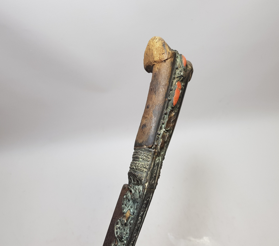 OSMANLI DÖNEMİ GÜMÜŞ ÇAKMA İŞÇİLİKLİ VE DAMLA MERCANLI ÇOK NADİR YENİÇERİ AĞA YATAĞANI