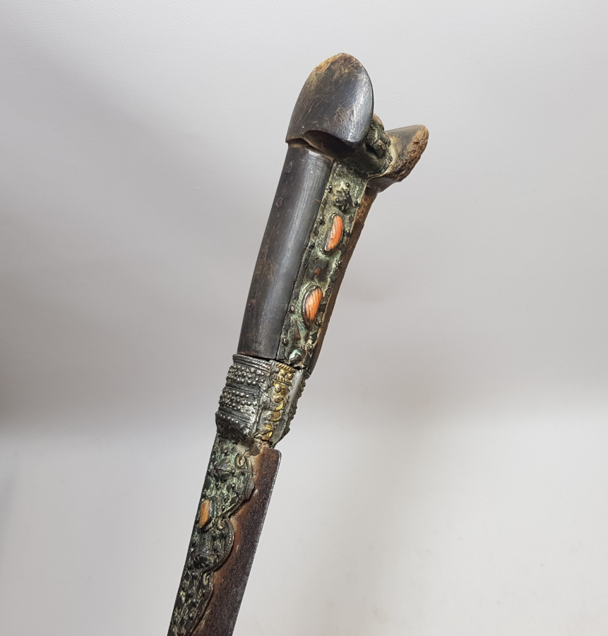 OSMANLI DÖNEMİ GÜMÜŞ ÇAKMA İŞÇİLİKLİ VE DAMLA MERCANLI ÇOK NADİR YENİÇERİ AĞA YATAĞANI