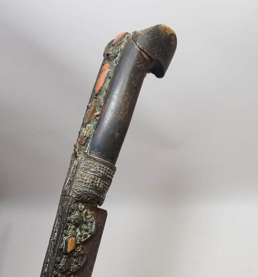 OSMANLI DÖNEMİ GÜMÜŞ ÇAKMA İŞÇİLİKLİ VE DAMLA MERCANLI ÇOK NADİR YENİÇERİ AĞA YATAĞANI