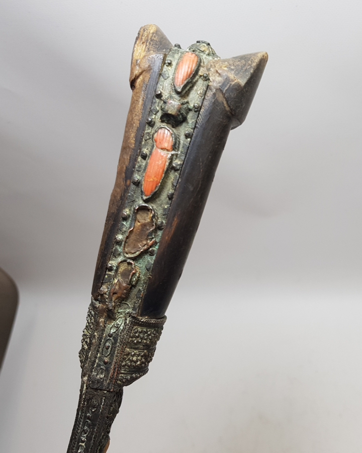 OSMANLI DÖNEMİ GÜMÜŞ ÇAKMA İŞÇİLİKLİ VE DAMLA MERCANLI ÇOK NADİR YENİÇERİ AĞA YATAĞANI