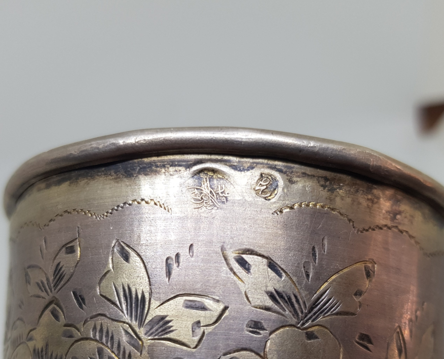 ABDÜLHAMİD HAN DÖNEMİ TUĞRALI GÜMÜŞ KALEM İŞÇİLİKLİ SU BARDAĞI