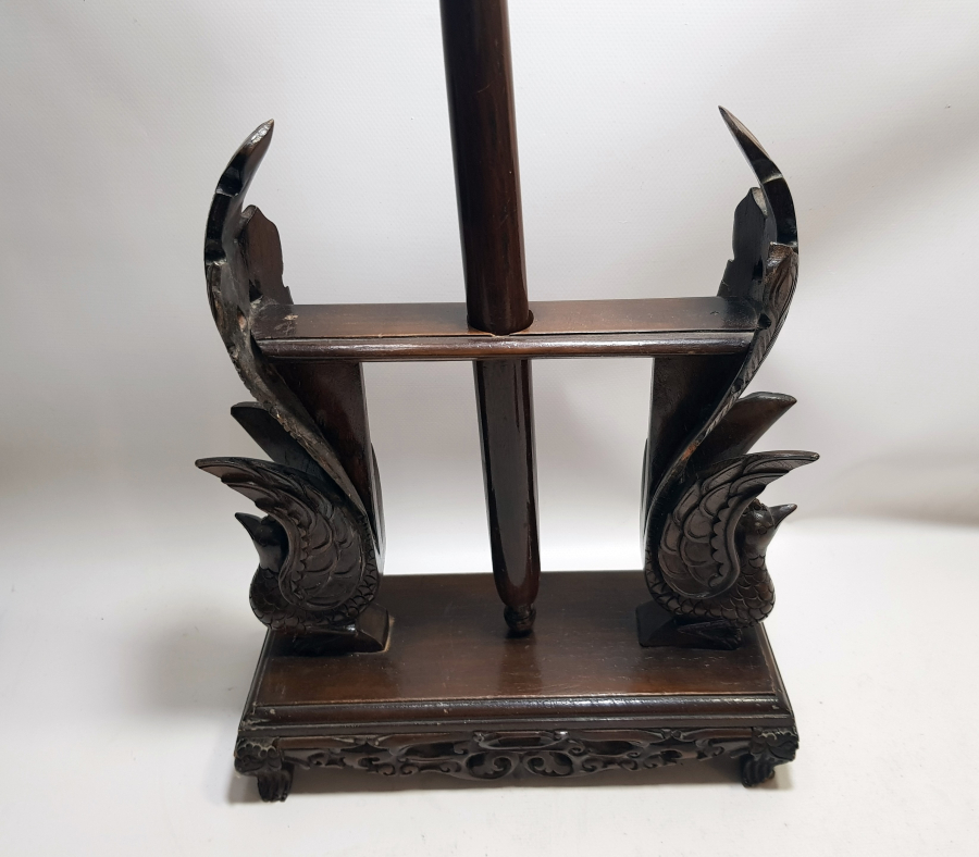 ORİJİNAL MIZRAĞIYLA 1900 BAŞLARI UZAK DOĞU YAPIMI İŞLEMELİ BÜYÜK BOY AHŞAP STAND