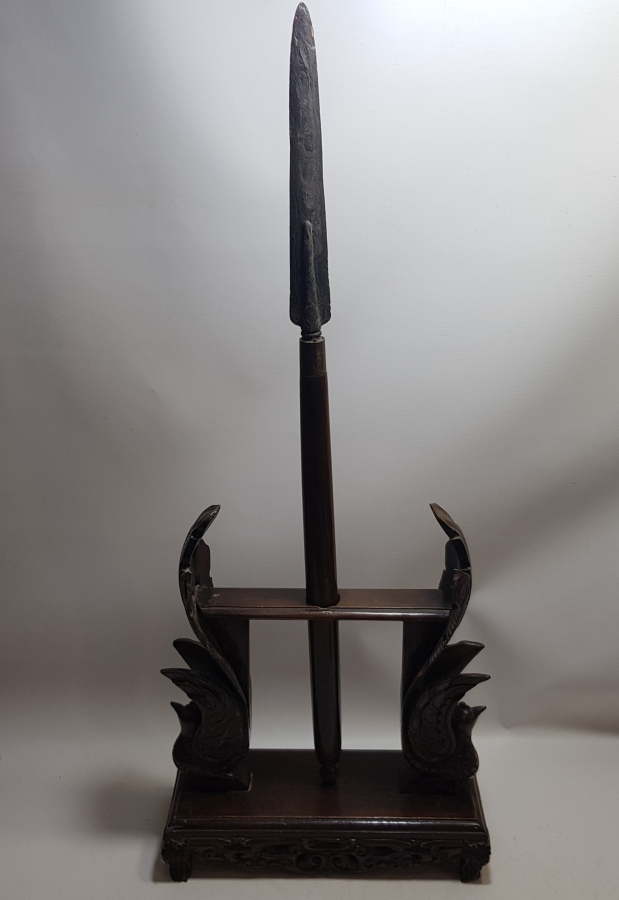 ORİJİNAL MIZRAĞIYLA 1900 BAŞLARI UZAK DOĞU YAPIMI İŞLEMELİ BÜYÜK BOY AHŞAP STAND