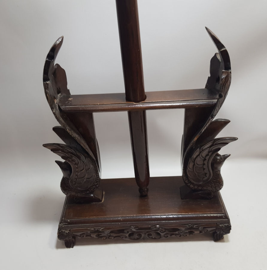 ORİJİNAL MIZRAĞIYLA 1900 BAŞLARI UZAK DOĞU YAPIMI İŞLEMELİ BÜYÜK BOY AHŞAP STAND