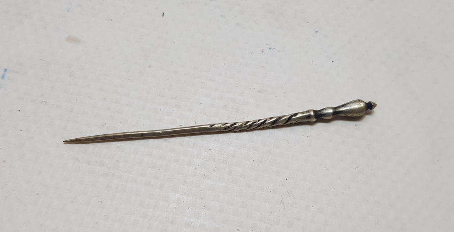 ÜST KISMINDA OSMANLICA YA HAFIZ YAZILI ÇOK NADİR TILSIMLI GÜMÜŞ İĞNE