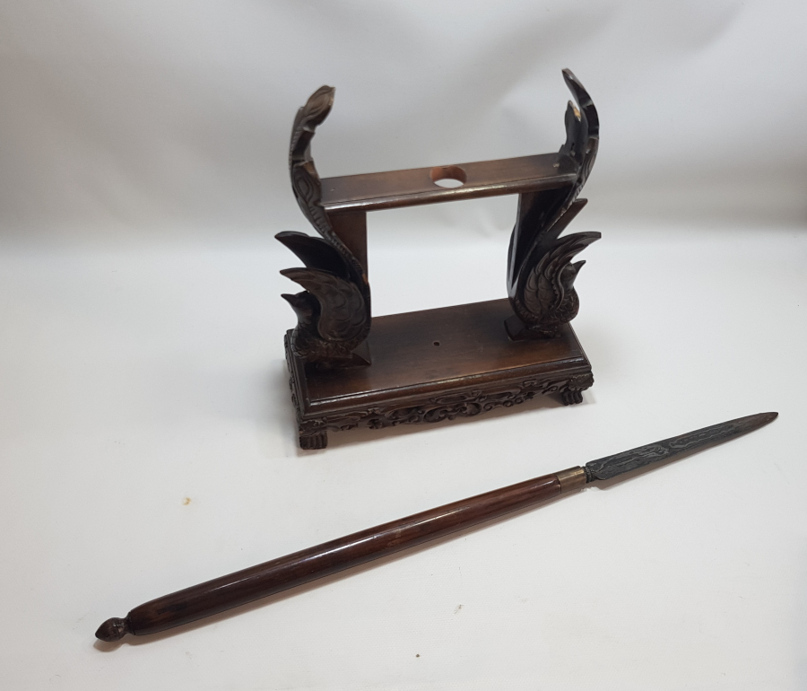 ORİJİNAL MIZRAĞIYLA 1900 BAŞLARI UZAK DOĞU YAPIMI İŞLEMELİ BÜYÜK BOY AHŞAP STAND