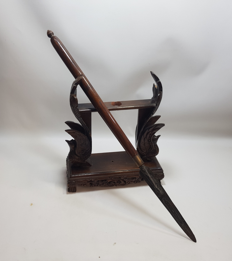 ORİJİNAL MIZRAĞIYLA 1900 BAŞLARI UZAK DOĞU YAPIMI İŞLEMELİ BÜYÜK BOY AHŞAP STAND