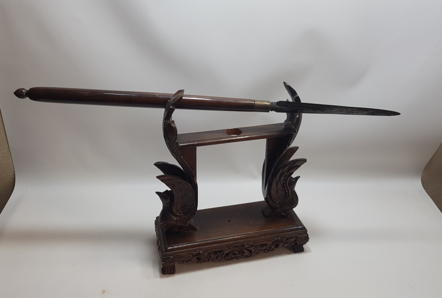 ORİJİNAL MIZRAĞIYLA 1900 BAŞLARI UZAK DOĞU YAPIMI İŞLEMELİ BÜYÜK BOY AHŞAP STAND