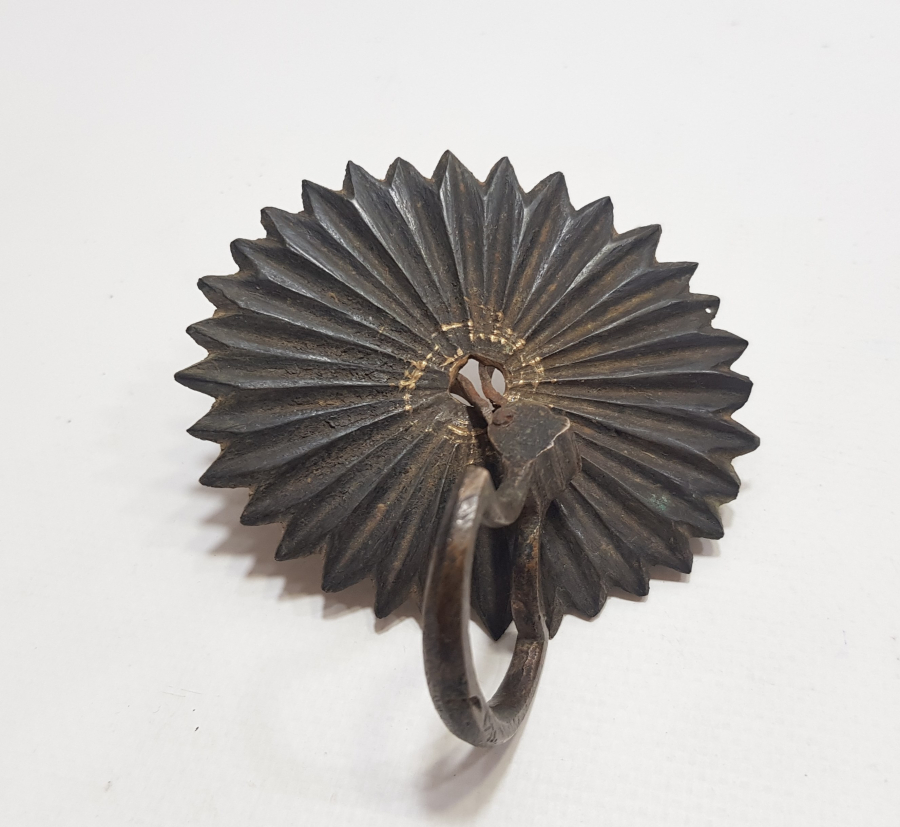 ABDÜLMECİT HAN DÖNEMİ SALTANAT ŞEMSESİ FORMUNDA YAPILMIŞ NADİR BRONZ HATTAT SANDIĞI ÇEKMECE KULBU