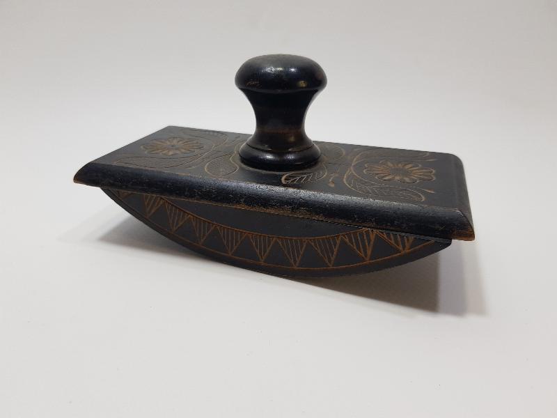 HAT SANATI: OSMANLI DÖNEMİ AHŞAP MÜREKKEP KURUTMA ALETİ