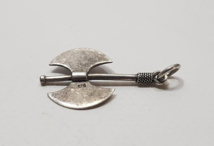 CELLAT BALTASI FORMUNDA YAPILMIŞ GÜMÜŞ KOLYE UCU