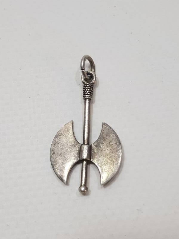 CELLAT BALTASI FORMUNDA YAPILMIŞ GÜMÜŞ KOLYE UCU