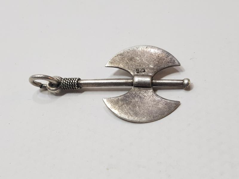 CELLAT BALTASI FORMUNDA YAPILMIŞ GÜMÜŞ KOLYE UCU