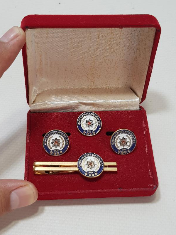 İZMİR EMNİYET MÜDÜRLÜĞÜ ROZET, KIRAVAT İĞNESİ VE KOL DÜĞMESİ TAKIMI