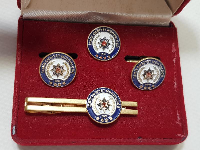 İZMİR EMNİYET MÜDÜRLÜĞÜ ROZET, KIRAVAT İĞNESİ VE KOL DÜĞMESİ TAKIMI