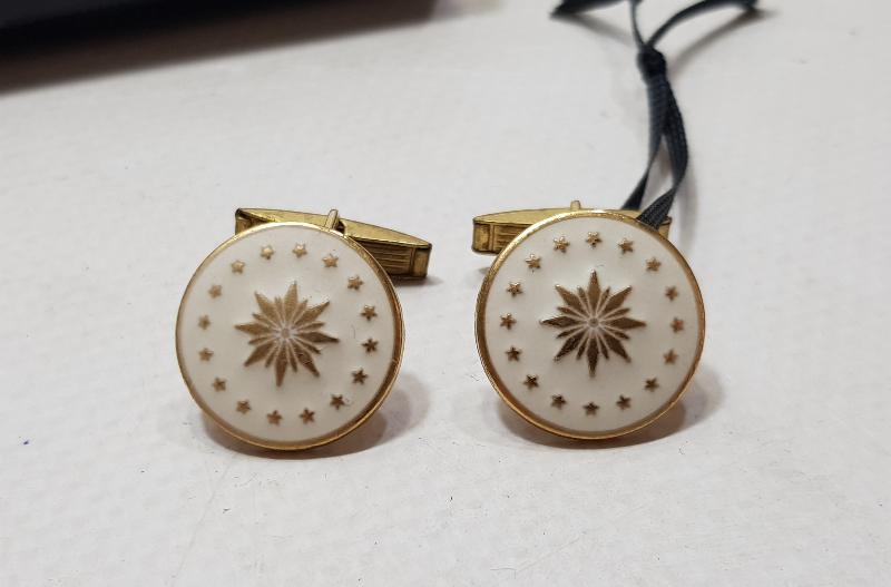 ORJİNAL DERİ KABINDA SARAR MARKA CUMHURBAŞKANLIĞI MİNELİ KOL DÜĞMELERİ