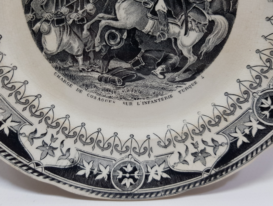 TÜRKLERE SALDIRAN FRANSIZLAR KONULU OSMANLI DÖNEMİ PORSELEN TABAK