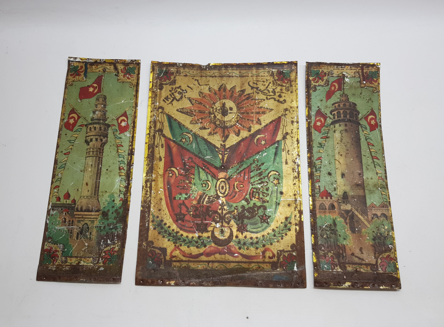 ÜZERİNDE MEŞRUTİYET SANCAĞI VE OSMANLI DEVLET ARMASI BULUNAN OSMANLICA YAZILI TAM TAKIM SANDIK ÖNÜ PARÇALARI