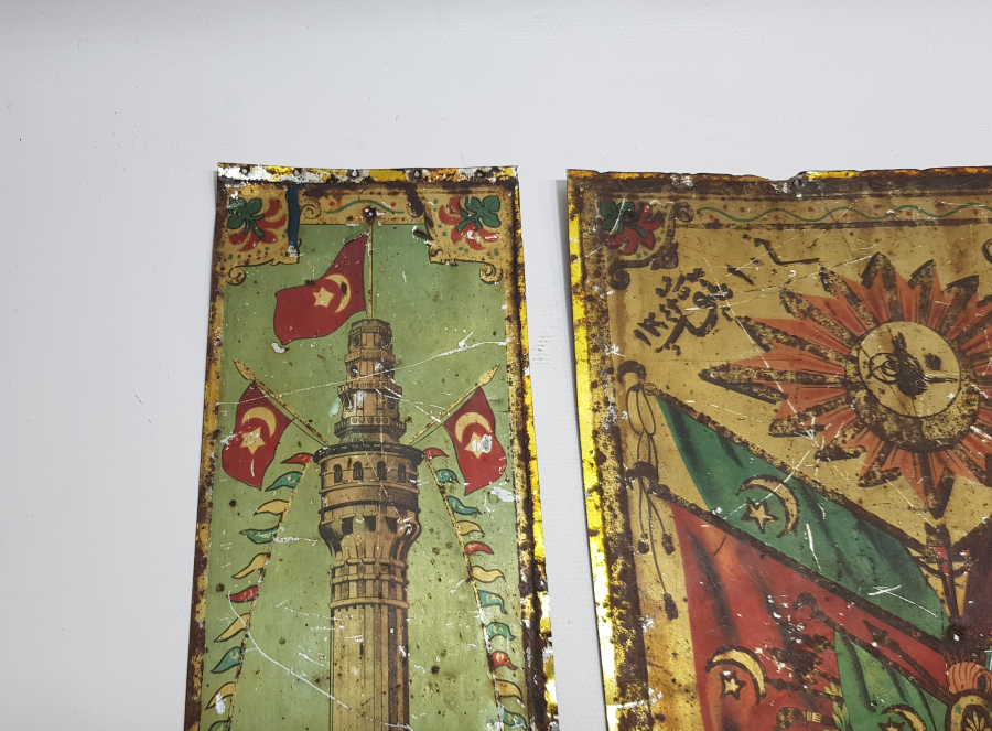 ÜZERİNDE MEŞRUTİYET SANCAĞI VE OSMANLI DEVLET ARMASI BULUNAN OSMANLICA YAZILI TAM TAKIM SANDIK ÖNÜ PARÇALARI