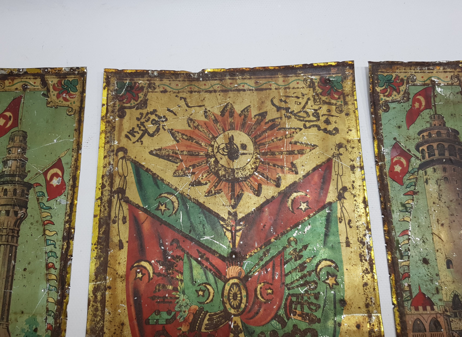 ÜZERİNDE MEŞRUTİYET SANCAĞI VE OSMANLI DEVLET ARMASI BULUNAN OSMANLICA YAZILI TAM TAKIM SANDIK ÖNÜ PARÇALARI