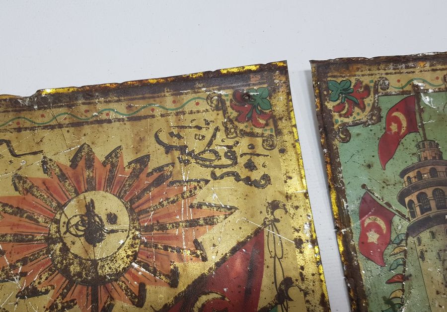 ÜZERİNDE MEŞRUTİYET SANCAĞI VE OSMANLI DEVLET ARMASI BULUNAN OSMANLICA YAZILI TAM TAKIM SANDIK ÖNÜ PARÇALARI