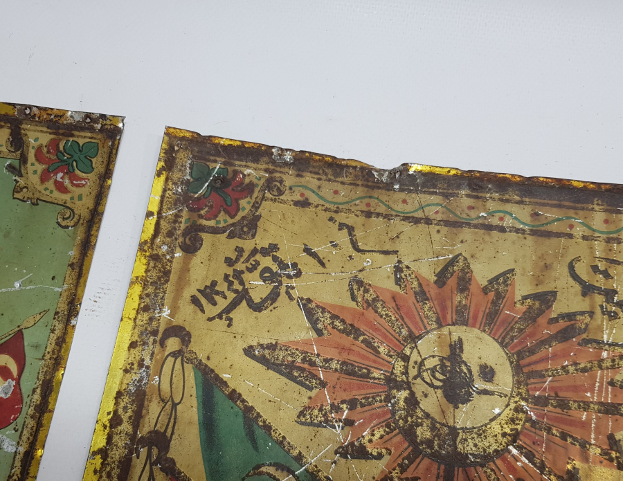 ÜZERİNDE MEŞRUTİYET SANCAĞI VE OSMANLI DEVLET ARMASI BULUNAN OSMANLICA YAZILI TAM TAKIM SANDIK ÖNÜ PARÇALARI