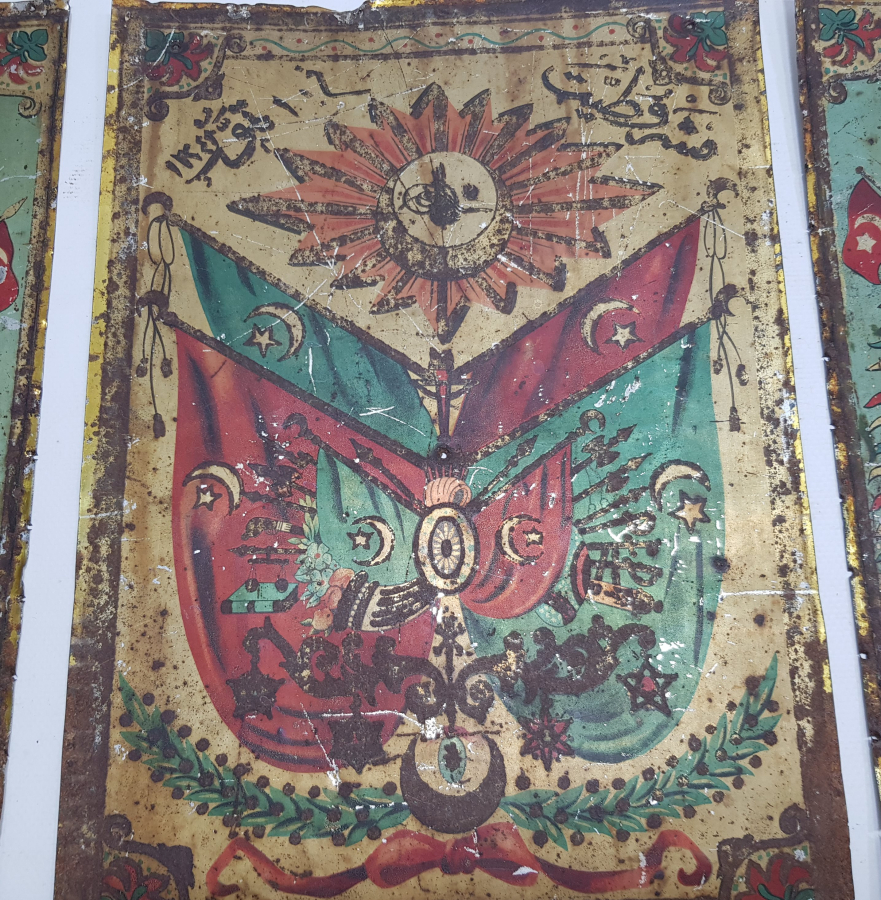 ÜZERİNDE MEŞRUTİYET SANCAĞI VE OSMANLI DEVLET ARMASI BULUNAN OSMANLICA YAZILI TAM TAKIM SANDIK ÖNÜ PARÇALARI