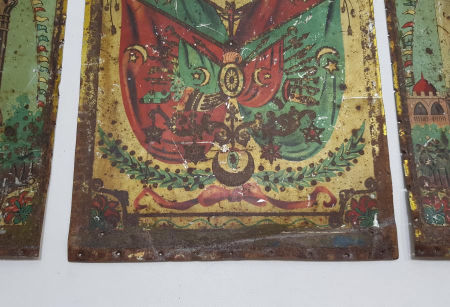 ÜZERİNDE MEŞRUTİYET SANCAĞI VE OSMANLI DEVLET ARMASI BULUNAN OSMANLICA YAZILI TAM TAKIM SANDIK ÖNÜ PARÇALARI