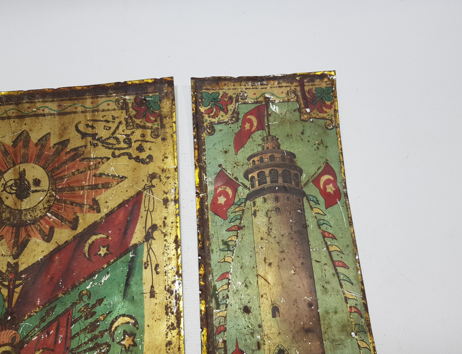 ÜZERİNDE MEŞRUTİYET SANCAĞI VE OSMANLI DEVLET ARMASI BULUNAN OSMANLICA YAZILI TAM TAKIM SANDIK ÖNÜ PARÇALARI