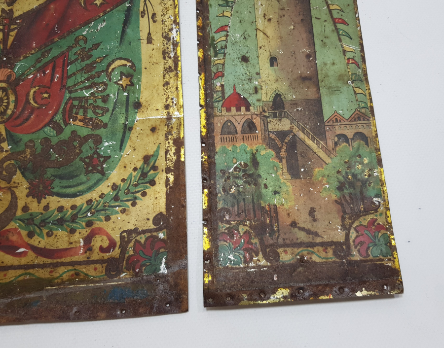 ÜZERİNDE MEŞRUTİYET SANCAĞI VE OSMANLI DEVLET ARMASI BULUNAN OSMANLICA YAZILI TAM TAKIM SANDIK ÖNÜ PARÇALARI