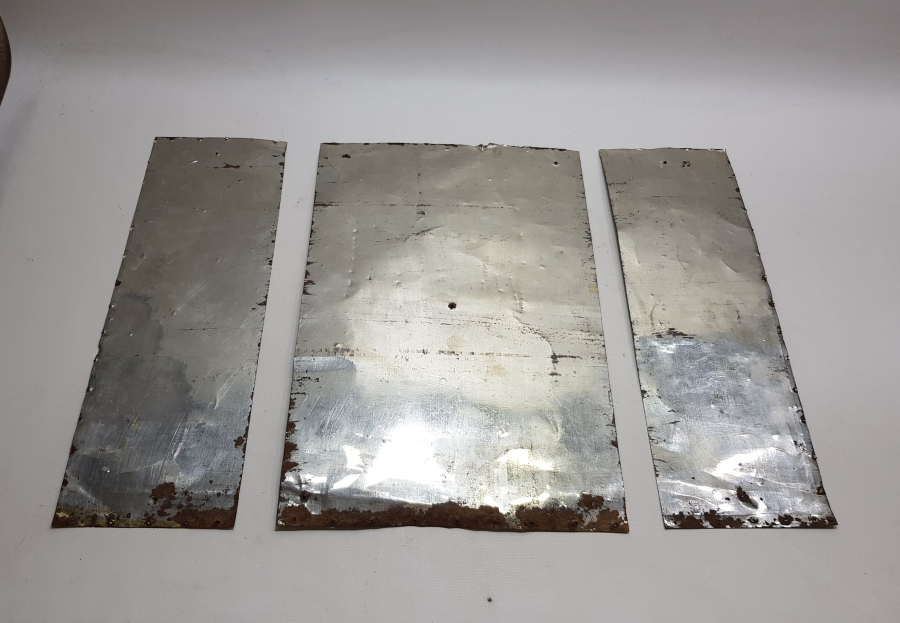 ÜZERİNDE MEŞRUTİYET SANCAĞI VE OSMANLI DEVLET ARMASI BULUNAN OSMANLICA YAZILI TAM TAKIM SANDIK ÖNÜ PARÇALARI