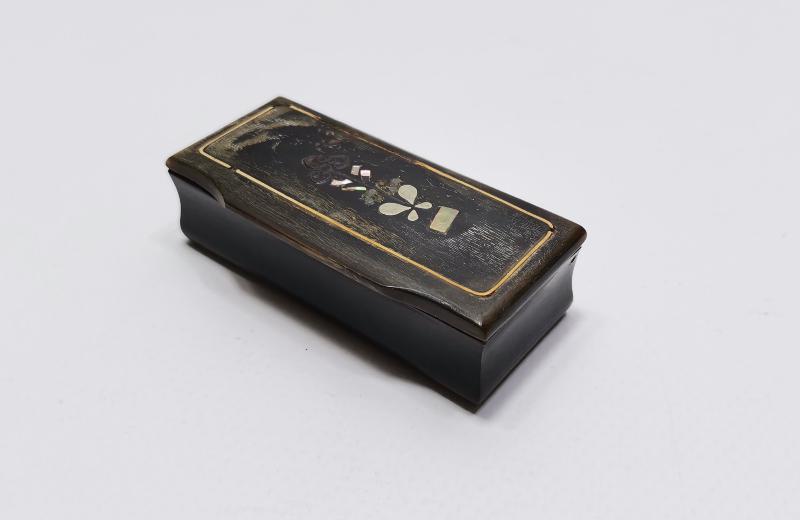 OSMANLI DÖNEMİ ÜZERİ SEDEF İŞLEMELİ BOYNUZ ENFİYE KUTUSU